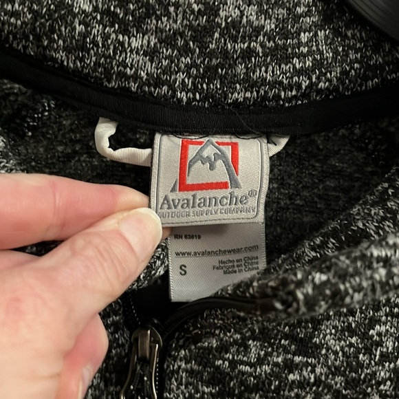 Women’s size small, avalanche, full zip - Picture 2 of 7